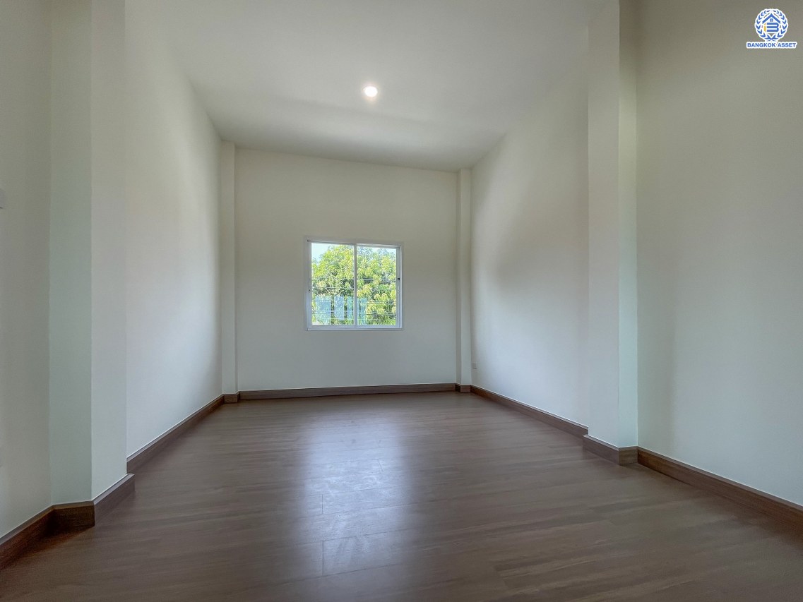 บ้านมือสองตกแต่งใหม่ โครงการ นาราภิรมย์ พุทธมณฑลสาย3 ตกแต่งหรูหรา เนื้อที่ 108.2 ตร.ว. พื้นที่ใช้สอย 257.32 ตร.ม. ฟังก์ชัน 4 ห้องนอน 3 ห้องน้ำ 1 ห้องอเนกประสงค์ จอดรถได้ 2 คัน บนทำเลเชื่อมต่อเมือง ใกล้เซ็นทรัลศาลายา, เดอะมอลล์บางแค และทางคู่ขนานลอยฟ้าบรมราชชนนี รายล้อมด้วยสิ่งอำนวยความสะดวกครบ